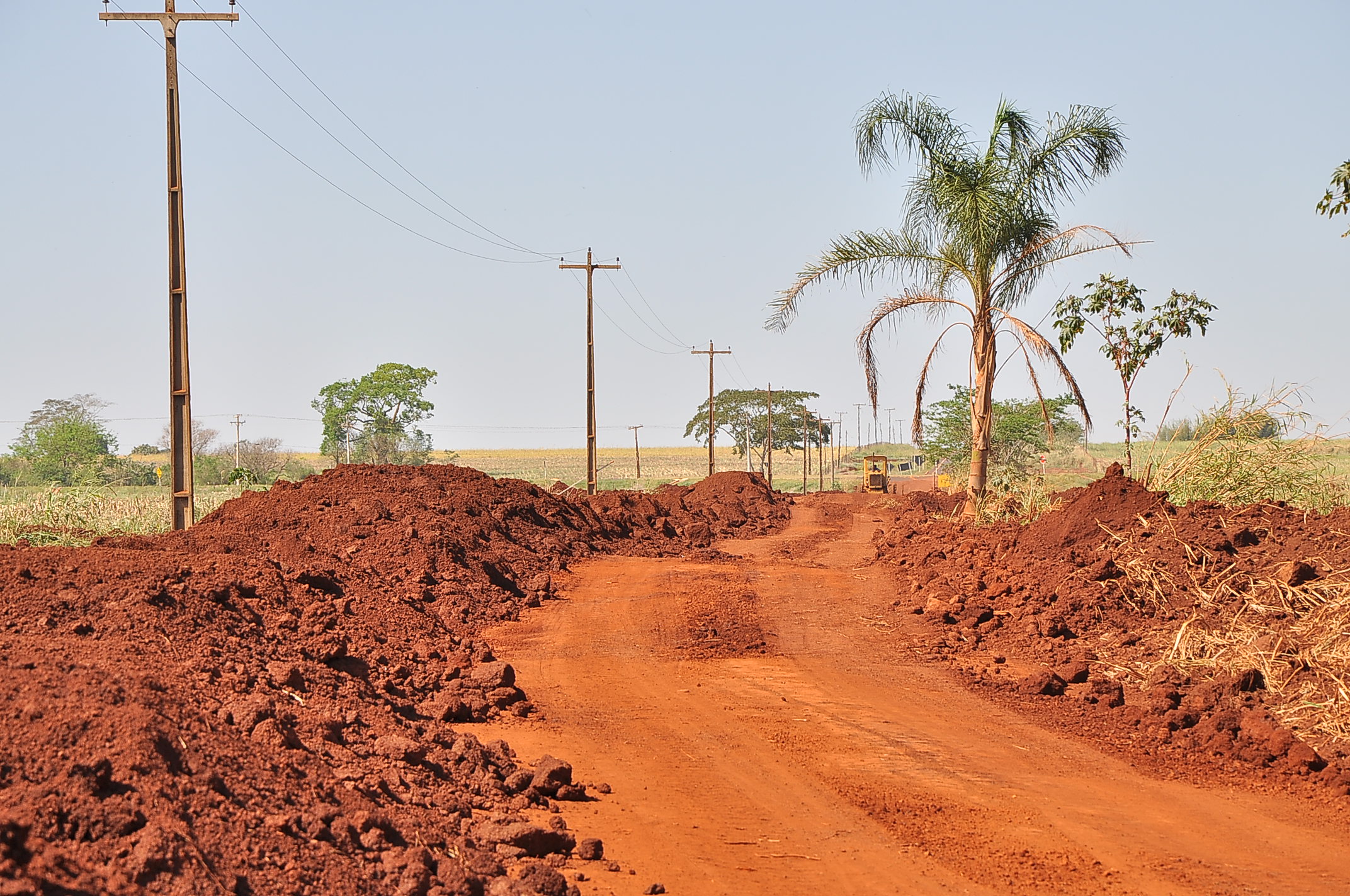 Com serviço pesado, prefeitura resolve problema antigo em estrada vicinal