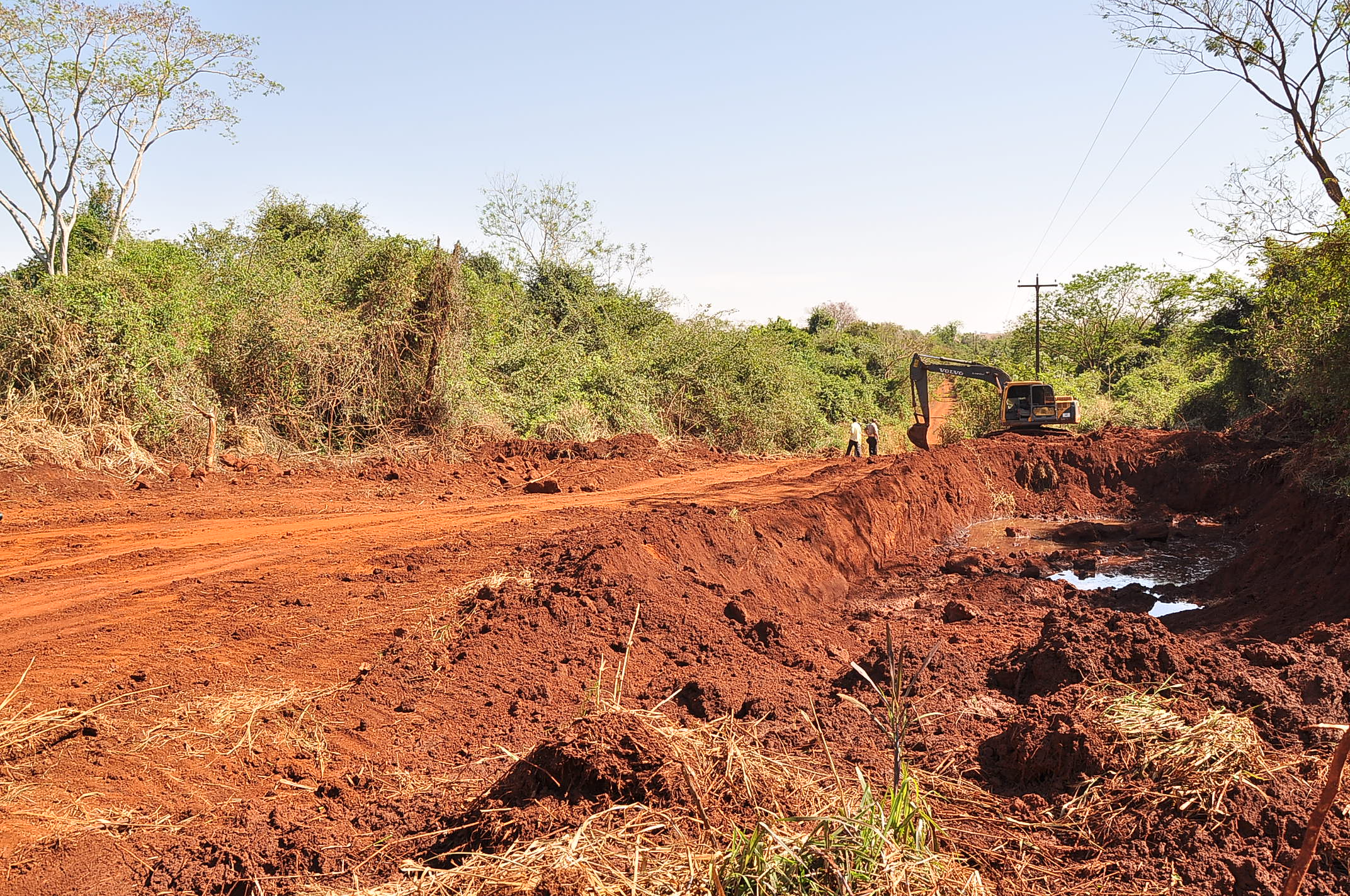 Com serviço pesado, prefeitura resolve problema antigo em estrada vicinal