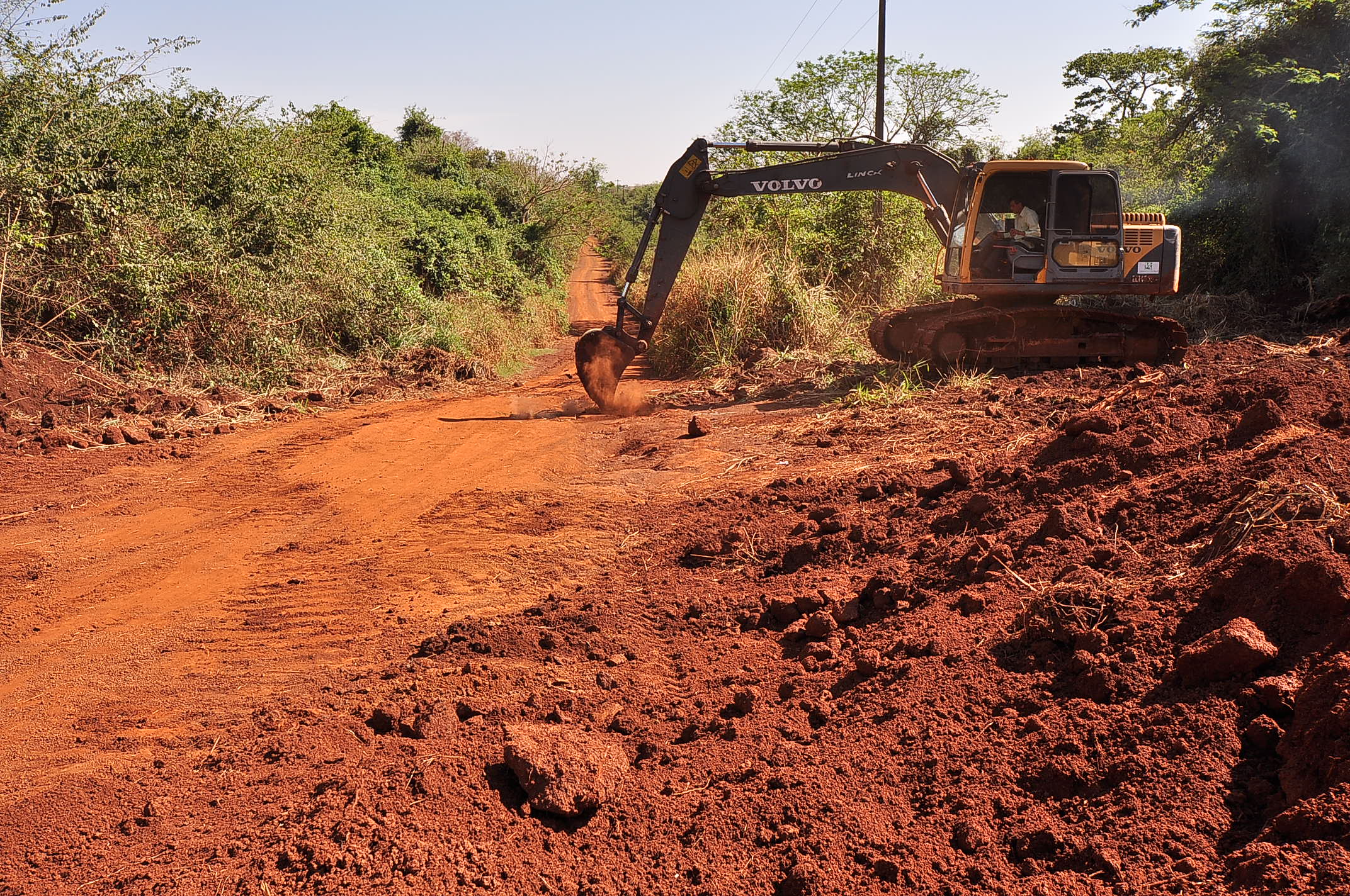 Com serviço pesado, prefeitura resolve problema antigo em estrada vicinal