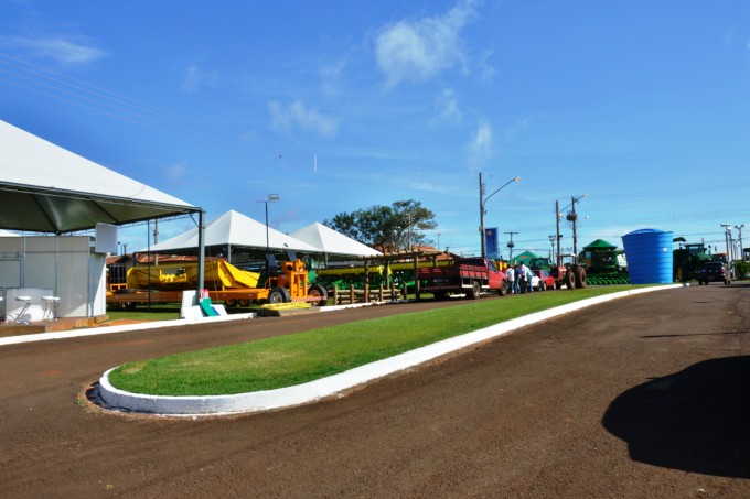 Expositores finalizam últimos detalhes de montagem dos estandes para o início da Expoagro Expositores finalizam últimos detalhes de montagem dos estandes para o início da Expoagro