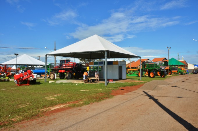 Expositores finalizam últimos detalhes de montagem dos estandes para o início da Expoagro Expositores finalizam últimos detalhes de montagem dos estandes para o início da Expoagro