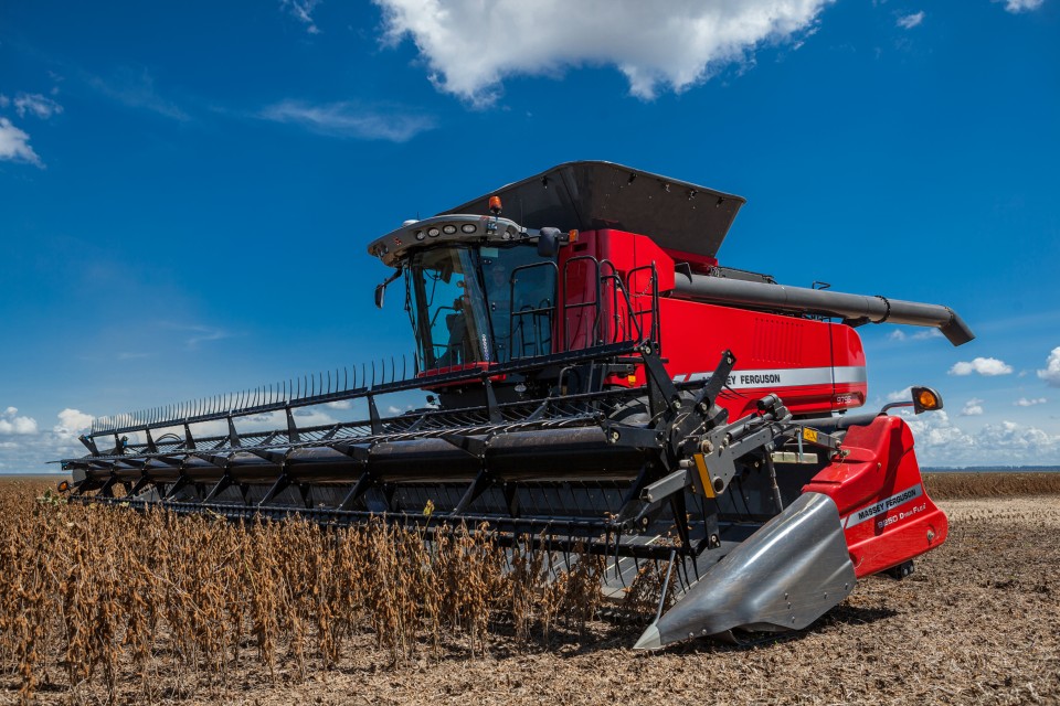 Massey Ferguson destaca linha de colheitadeiras e tratores na Show Safra 2015