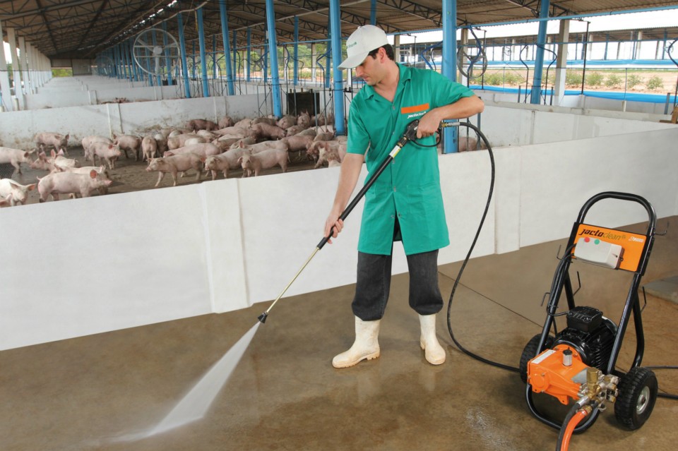 Máquinas ajudam homem do campo a economizar água