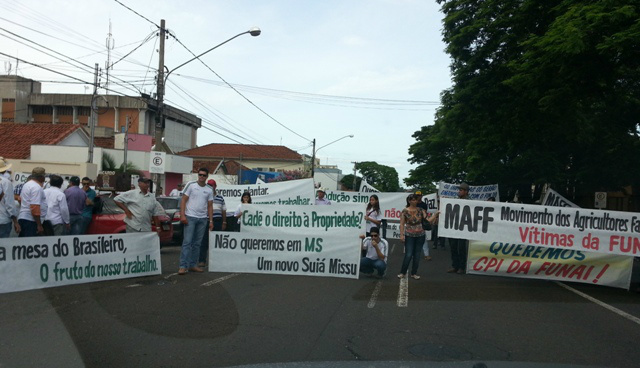 Produtores de MS fazem protesto na frente da Funai Manifestação fechou a rua Maracaju uma das principais vias de acesso da capital. Foto: Famasul