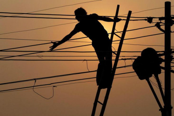 Aneel discute distribuição de energia elétrica na área rural Aneel pretende obter subsídios para proposta de alteração de resoluções normativas para revisão dos planos de universalização dos serviços de energia elétrica na área rural.Foto: Rajesh Kumar Singh / AP Photo