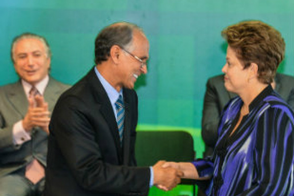 Antônio Andrade é o novo ministro da Agricultura O vice-presidente Michel Temer aplaude o colega de partido Antônio Andrade no momento da posse (Foto: Agência Brasil)