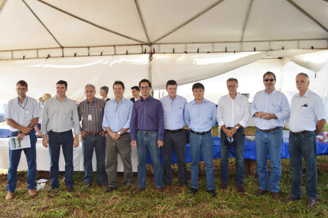 Dia de campo apresentou sistema de integração diferenciado para o Bolsão de MS Na foto, representantes da Famasul, pesquisadores do setor e Mateus Arantes, proprietário da Fazenda São Mateus. Foto: Divulgação