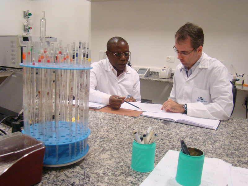 Cientista da Embrapa discute projetos de pesquisa em Fórum Internacional Pesquisadores Gbénonchi Mawussi e Rômulo Penna Scorza Junior em Laboratório de Análise de Resíduos de Pesticidas da Embrapa Agropecuária Oeste. Foto: Divulgação