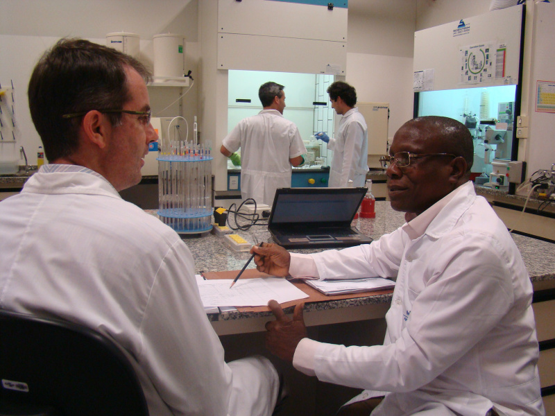 Cientista da Embrapa discute projetos de pesquisa em Fórum Internacional Pesquisadores Rômulo Penna Scorza Junior e Gbénonchi Mawussi em Laboratório de Análise de Resíduos de Pesticidas da Embrapa Agropecuária Oeste. Foto: Divulgação