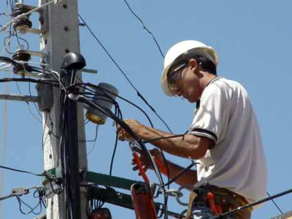 Brasileiros ficaram mais de 18 horas sem energia em 2012 Além de ter ficado mais tempo no escuro, o consumidor ficou, também, mais vezes sem luz. Foto: Div