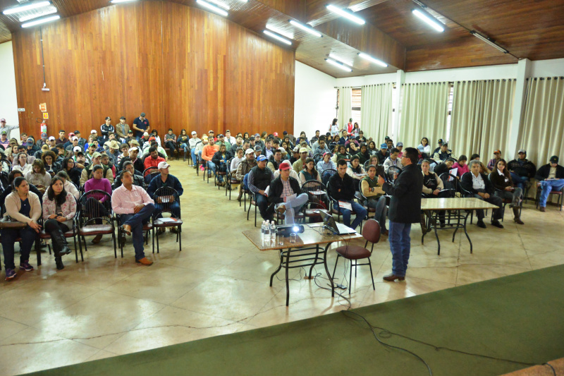 Na Expoagro, seminário debate sobre doenças reprodutivas e obrigatoriedades trabalhistas Auditório do parque de exposições ficou lotado na manhã desta sexta-feira durante o Seminário sobre Bovinocultura de Corte