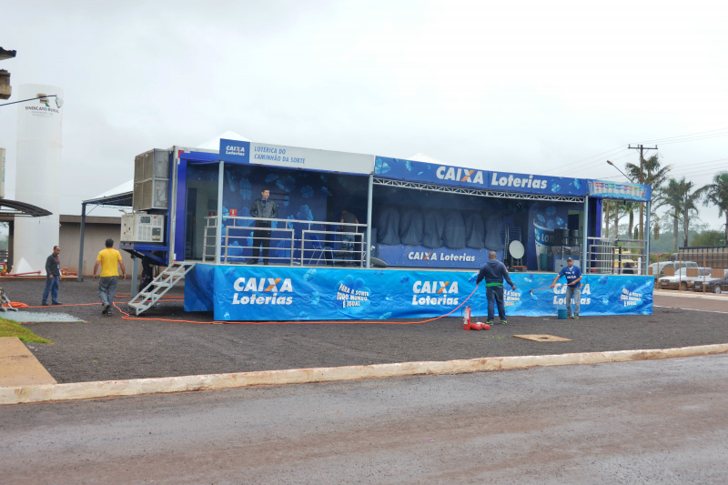 O ‘Caminhão da Sorte’ da Caixa Econômica já está na 50ª Expoagro O ‘Caminhão da Sorte’ se encontra estacionado bem próximo à sede do Sindicato Rural de DouradosFoto: Dirceu Hall/DHE Produções