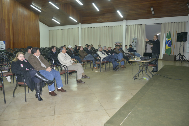 Executivo de seguradora Renato Alexandre Ramos fala para produtores sobre a formatação de uma apólice específica para a região de Dourados Foto: Dirceu Hall/DHE Produção