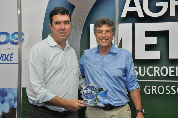 Eduardo Riedel é homenageado por Murilo na 4ª Feira Agrometal Foto: Divulgação