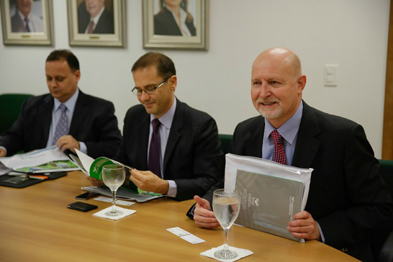 Os diretores da John Deere João Pontes e Alfredo Miguel Neto com o presidente da empresa, Paulo Hermann. (Da esq. para a direita)
