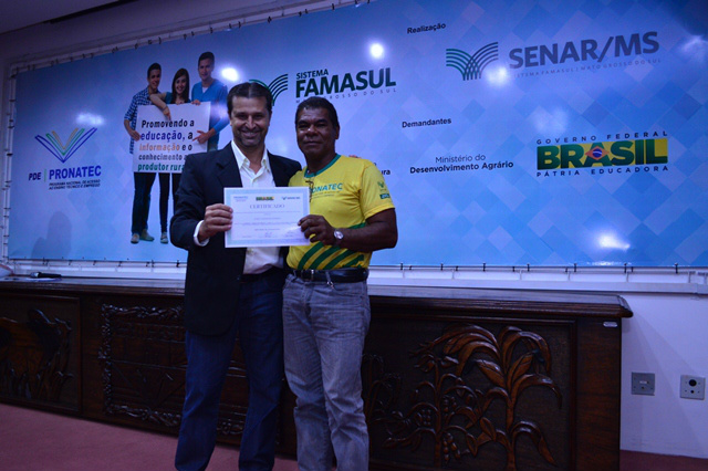 Capacitações estimulam pequenos produtores a investir em novas atividades O superintendente do MDA, Gerson Faccin entrega certificado a João Hudson (curso de Agricultor Familiar)