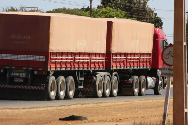 Gargalo logístico para transporte da supersafra de grãos preocupa Foto: Eduardo OngaroCerca de 80% das cargas são transportadas por rodovias, muitas vezes, em más condições