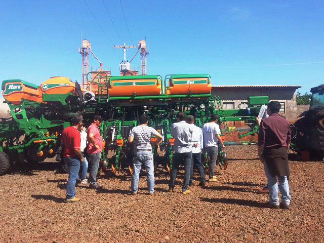 Instrutores do Senar/MS recebem informações de representante da empresa Stara