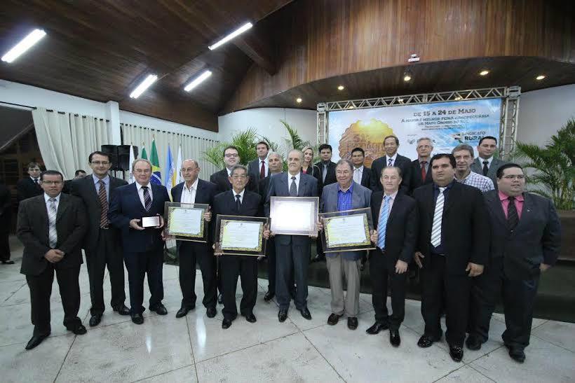 Câmara homenageia agronegócio, a “alavanca de sustentação do país” Vereadores, diretores do sindicato rural de Dourados e os homenageados da Câmara