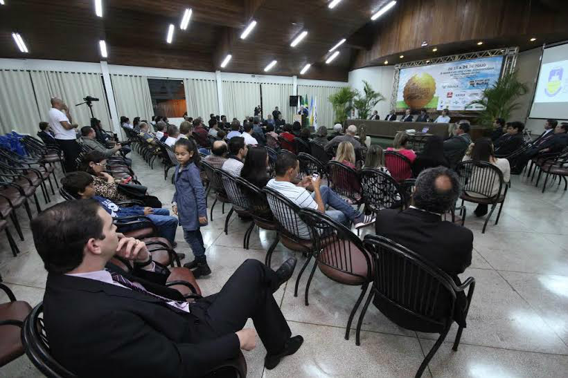 Câmara homenageia agronegócio, a “alavanca de sustentação do país” Familiares e amigos prestigiaram a sessão solene no auditório do parque der exposições