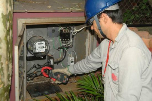 Enersul faz "pente fino" em indústrias contra furto de energia Em 2012 a Enersul identificou e tomou as medidas legais contra 31.715 consumidores com irregularidades, sendo 30% reincidentes.