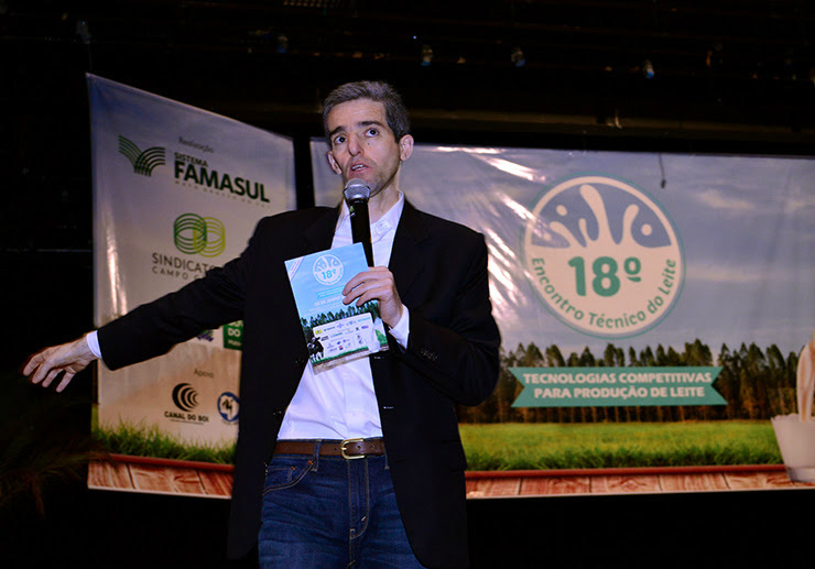 Criador de leite tem que jogar bem na defesa e ataque da produção O professor de agronegócio da University of Missouri dos Estados Unidos, Fábio Ribas Chaddad, foi o primeiro palestrante do evento