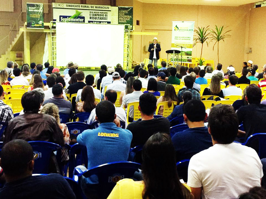 É preciso foco para vender o amanhã, diz especialista José Luiz Tejon ministrou palestra no Circuito Aprosoja para mais de 700 pessoas