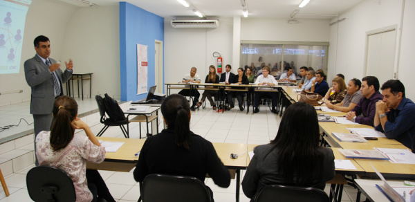 Curso ensina empresários industriais do Estado a pagar menos tributos O consultor Alexandre da Silva, da CNI, abordou o tema com empresários e lideranças sindicais industriais