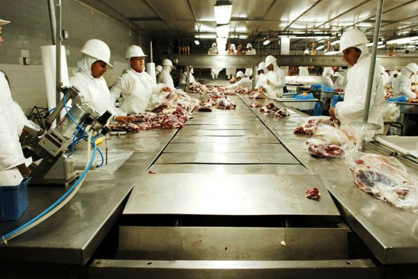 Frigorífico de Naviraí firma acordo com 1 mil trabalhadores No total, R$ 3,1 milhões beneficiarão 1066 trabalhadores. Deste valor, R$ 1,6 milhão será pago de forma retroativa aos trabalhadores, em 20 meses