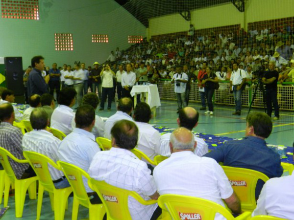 Produtores se mobilizam contra demarcação de terras Seis ônibus com 200 produtores rurais do Paraná participaram juntos aos produtores de MS, da carreta pelo centro da cidade