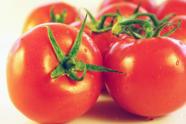 Após pico na semana da Páscoa, preços do tomate recuam 40% no atacado De acordo com os analistas, tomate deve ficar mais barato também ao consumidor.Foto: Sxc, Divulgação