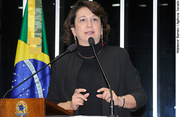 Kátia Abreu protesta contra insegurança jurídica dos produtores rurais Senadora assinalou que existem muitas terras no país e, portanto, não há necessidade de invasão de fazendas produtivas.
