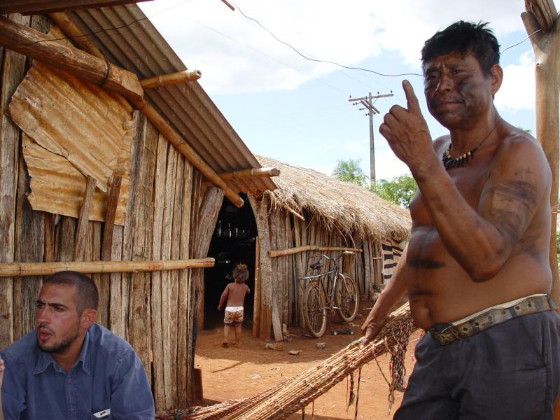 Carlito de Oliveira continua comandando os índios que invadiram a Fazenda Campo Belo (Foto: Hedio Fazan)