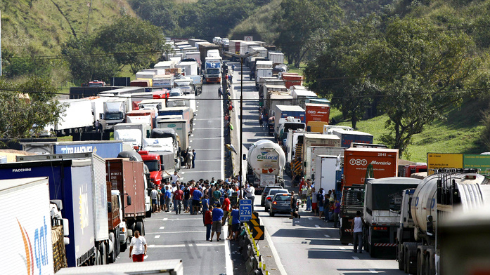Greve dos caminhoneiros perde força no país