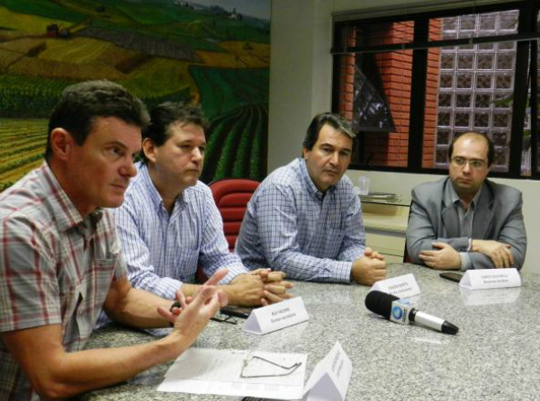 Diretoria do Sistema Famasul. Da esquerda para a direita: Diretor tesoureiro, Almir Dalpasquale, diretor secretário, Ruy Fachini, diretor de relações institucionais, Rogério Beretta e o assessor jurídico, Carlo Coldibelli, durante a coletiva de imprensa.Foto Divulgação