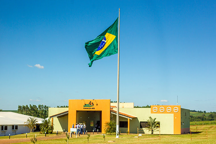 Sistema Famasul homenageia Fundação MS por 24 anos de atuação no desenvolvimento rural O presidente do Sistema Famasul, Mauricio Saito, destaca como a ciência modificou a agropecuária local