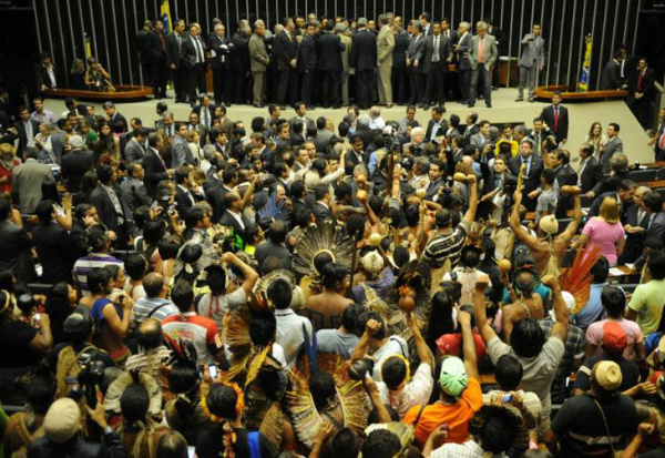 Câmara suspende criação da comissão de análise da PEC 215 Desde as primeiras horas de terça, os índios ocuparam plenários de comissões, corredores da Casa e lotaram o plenário da Câmara.Foto: Valter Campanato / ABr