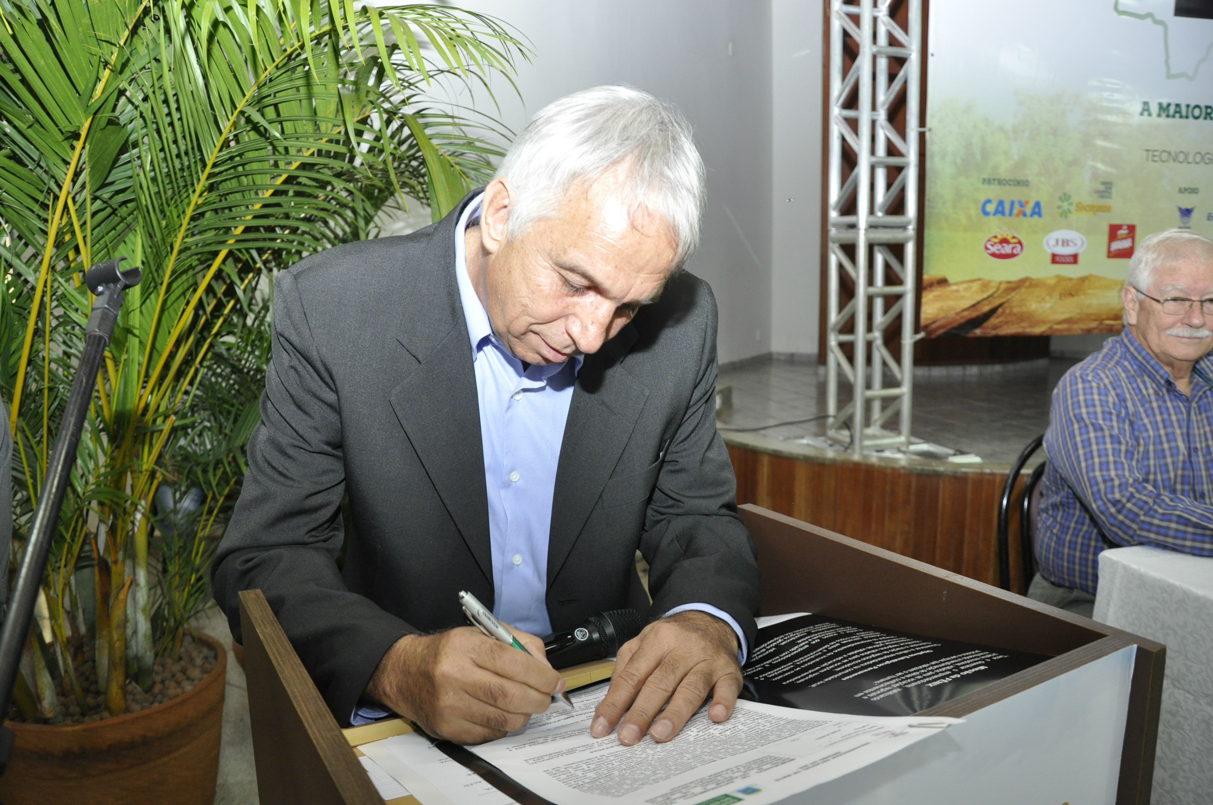 Sindicato Rural, Uems e UFGD formalizam parceria durante 52ª Expoagro Legenda: Presidente Lúcio Damália assinou o termo durante a solenidade de abertura da 52ª Expoagro