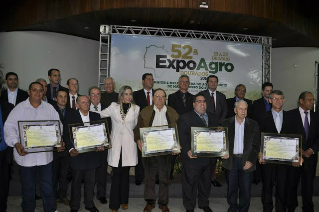 Homenageados representam a força do agronegócio, diz Damália em sessão solone Homenageados representam a força do agronegócio, diz Damália em sessão solone
