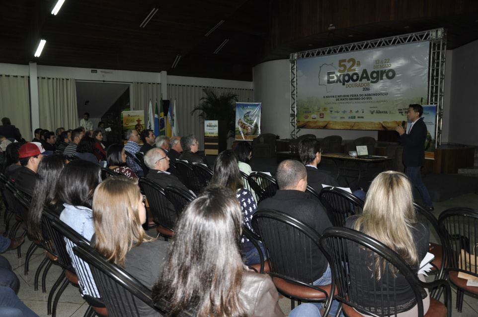 “A agricultura não usa a palavra crise”, diz presidente da Aprosoja/MS em Circuito na Expoagro Legenda: Mauro Osaki foi um dos pesquisadores que apresentou seus estudos essa noiteFoto: Assessoria/Hédio Fazan