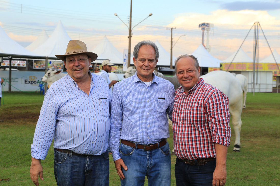 Candidato à presidência da ABCZ visita Expoagro e fortalece candidatura Legenda: Arnaldo, (c) ladeado por Quito e Antônio CelsoFoto: Eder Gonçalves / Assessoria de Imprensa SRD