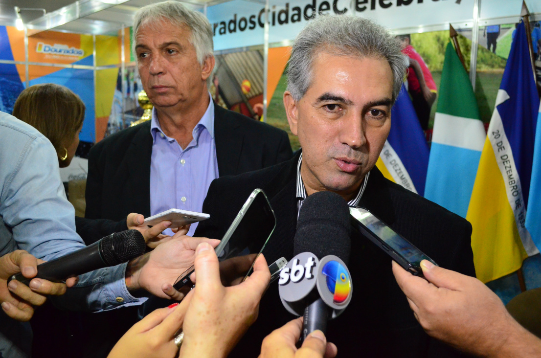Expoagro traz novidade quanto a consumo de bebidas, agrada e saldo é positivo Legenda: Presidente Lúcio ao lado do Governador que assinou incentivos fiscais a avicultores eagricultores irrigadosFoto Governador: Eliel Oliveira / Assessoria de Imprensa Sindicato Rural de Dourados
