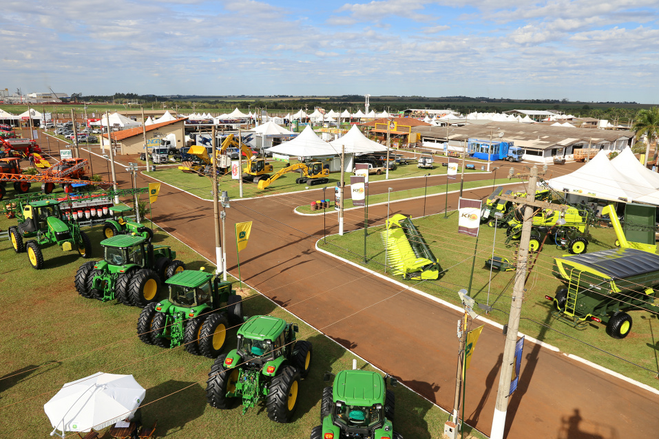 Expoagro traz novidade quanto a consumo de bebidas, agrada e saldo é positivo Legenda: Parque de Exposições criou área específica para venda e consumo de bebidasalcoólicas e foi aprovadoFoto áerea: Eder Gonçalves / Assessoria de Imprensa Sindicato Rural de Dourados