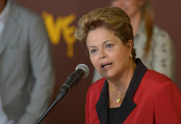 Aumento de etanol na gasolina não provocará problema de abastecimento Dilma ressaltou que a produção brasileira de etanol é reconhecida em todo o mundo por poupar emissões de gases de efeito estufa e tornar mais eficiente o uso da energia.Foto: Wilson Dias/ABr