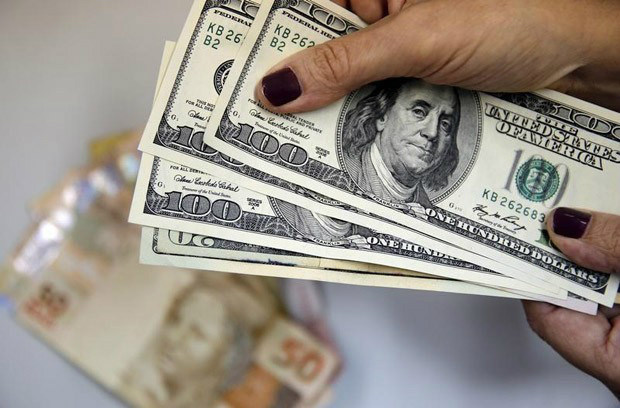 Dólar dispara mais de 2,5% e volta acima de R$3,40 após referendo britânico Dólar dispara mais de 2,5% e volta acima de R$3,40 após referendo britânico