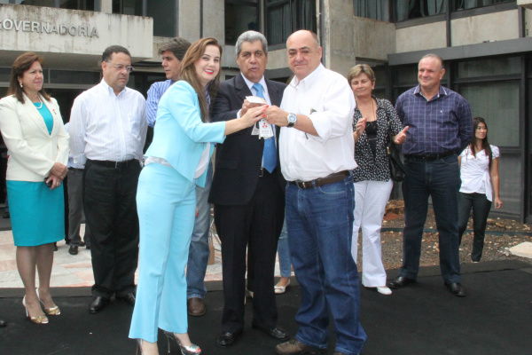 Governador destaca atuação de Mara Caseiro no combate à Aftosa A frota da agência está renovada em mais de 50%. Foram repassadas 25 pick ups e 15 carros de passeio.