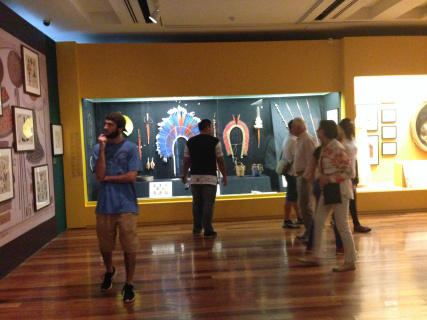 Plumária indígena atrai visitantes no Museu de Arte do Rio