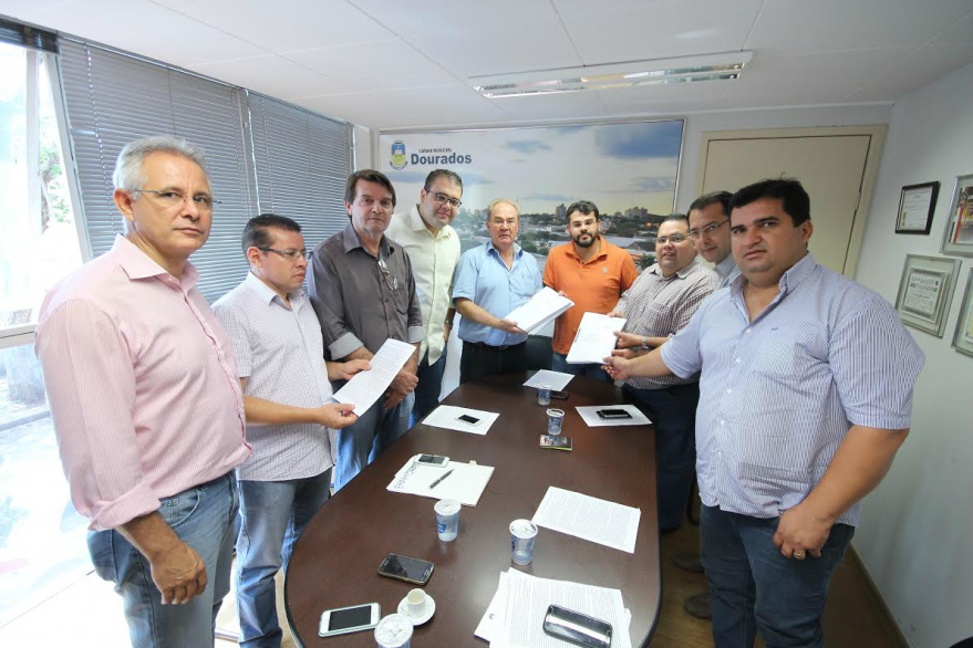 Câmara recebe da Prefeitura projeto do Orçamento 2017 Presidente Idenor Machado entrega peça orçamentária aos membros da Comissão de Finanças e Orçamento da CâmaraFoto: Thiago Morais/CMD