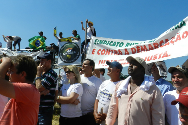 Produtores fazem protesto para Dilma contra demarcação A mobilização ocorreu durante cerimônia de entrega de 300 ônibus escolares ao Governo do Estado e pediu o fim das demarcações de terras