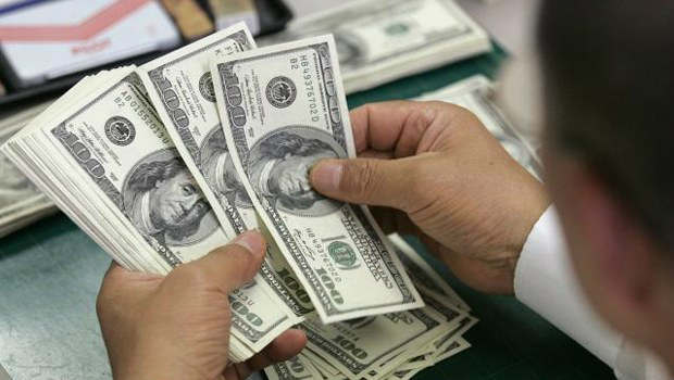 Dólar sobe e encosta em R$3,17, atento à cena política e à espera do Fed Dólar sobe e encosta em R$3,17, atento à cena política e à espera do Fed
